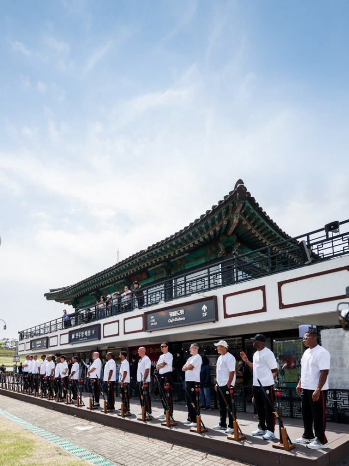 사진2)오지에프씨(OGFC) 선수들이 국궁 체험을 하고 있다. 사진제공=슛포러브    
