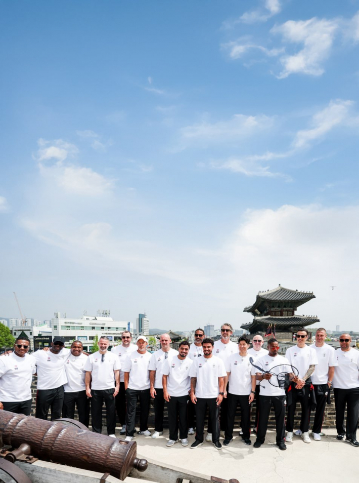 사진3)오지에프씨(OGFC) 선수들이 수원화성에서 기념촬영을 하고 있다. 사진제공=슛포러브    