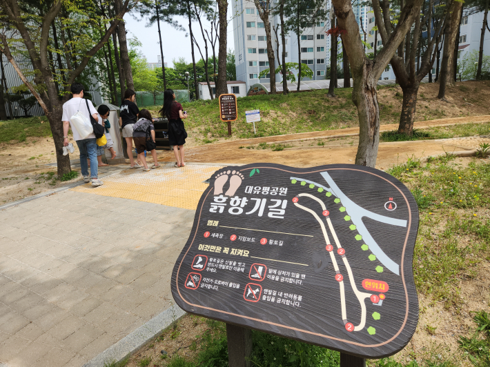 지나가던 시민들이 하나둘 모여 함께 흙놀이를 즐기는 모습