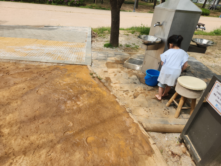 맨발 걷기 이용객을 위해 마련된 신발 보관 공간과 간이 세족 시설