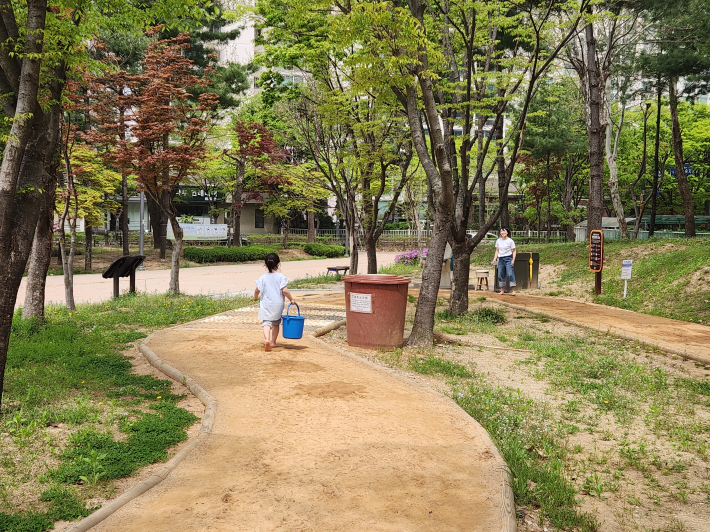 건조한 구간과 촉촉한 구간이 공존하는 대유평공원 황톳길 모습