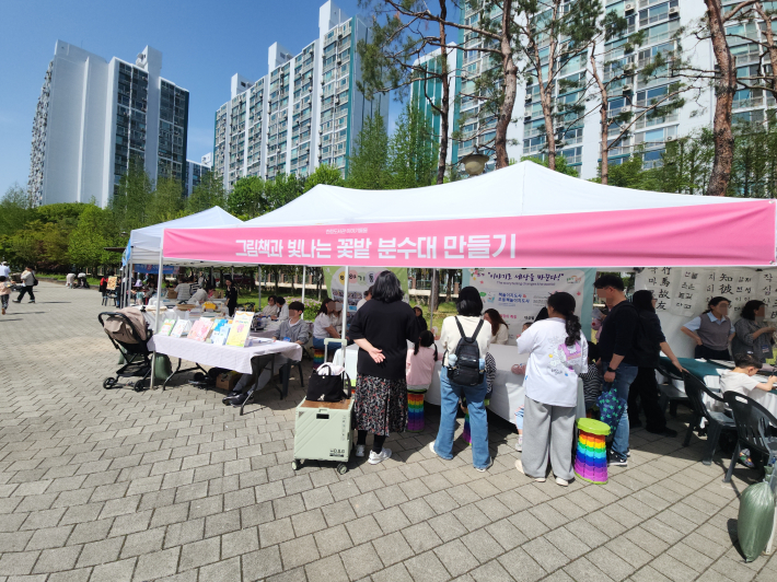 그림책을 바탕으로 창의적인 작품을 만드는 아이와 가족의 모습