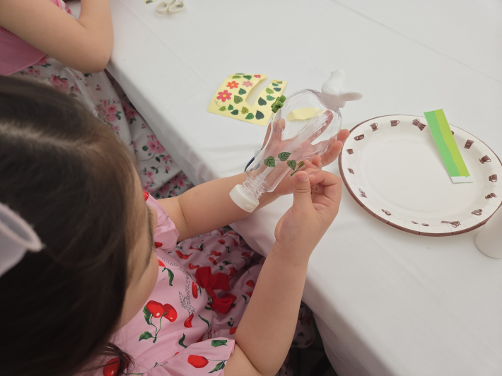 아이가 직접 나만의 꽃밭 분수대 작품을 만들고 있는 모습