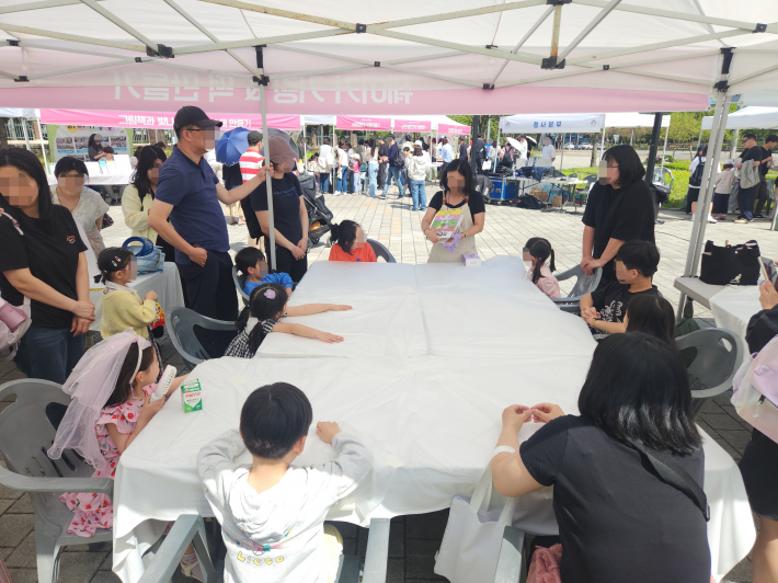 그림책을 읽은 뒤 떡 반죽을 직접 만지며 전통 간식을 만드는 체험에 참여한 아이들