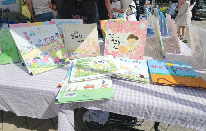 봄을 주제로 한 다양한 그림책이 전시된 작은도서관·지역서점 홍보부스 모습