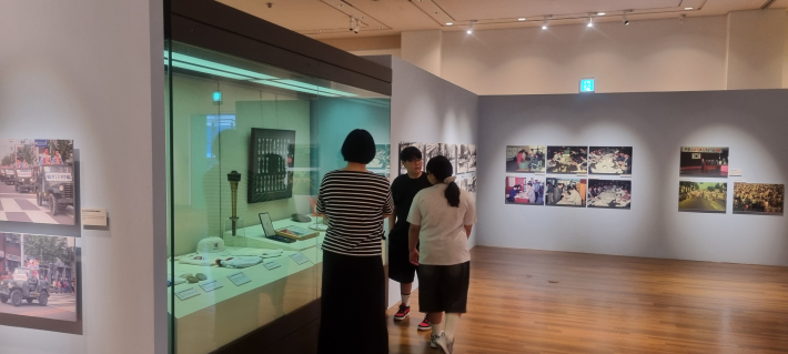 가족과 함께 기획 전시를 둘러 보는 사람들