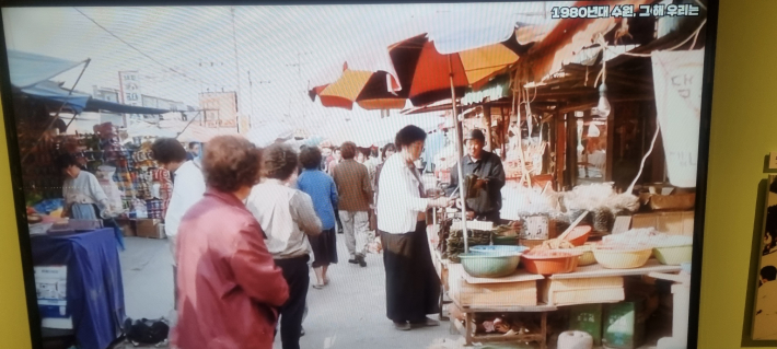 상인과 손님이 만나는 인정어린 시장 모습
