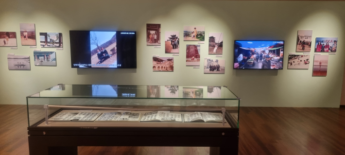 2부 그해,  수원 사람들 영복여고 학생들의 청순한 교복이 보인다.