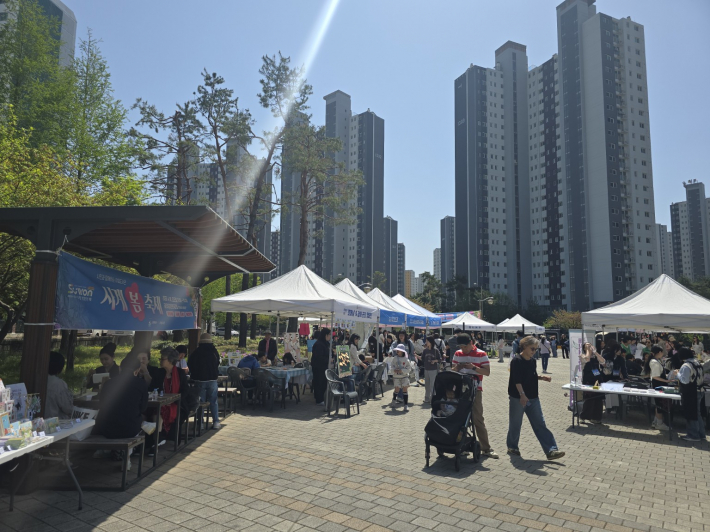 글모둠문화공원에서 열린 사계봄축제 체험 부스에 가족 단위 시민들이 참여해 다양한 활동을 즐기고 있다.
