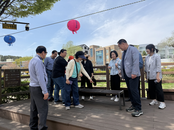 연무동 주민자치회에서 주민참여예산 사업 추진 대상지에 따른 현장 점검을 실시하고 있다