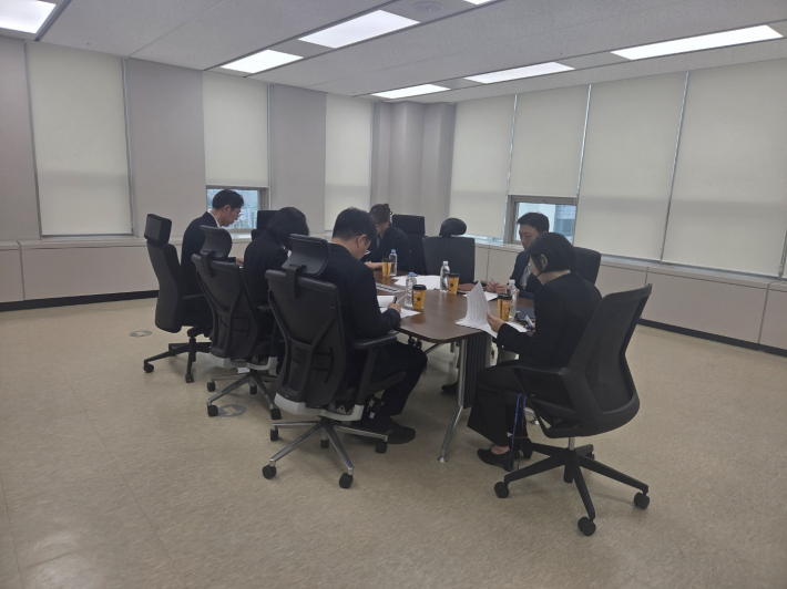 업무협의와 정책설명회를 하고 있는 모습