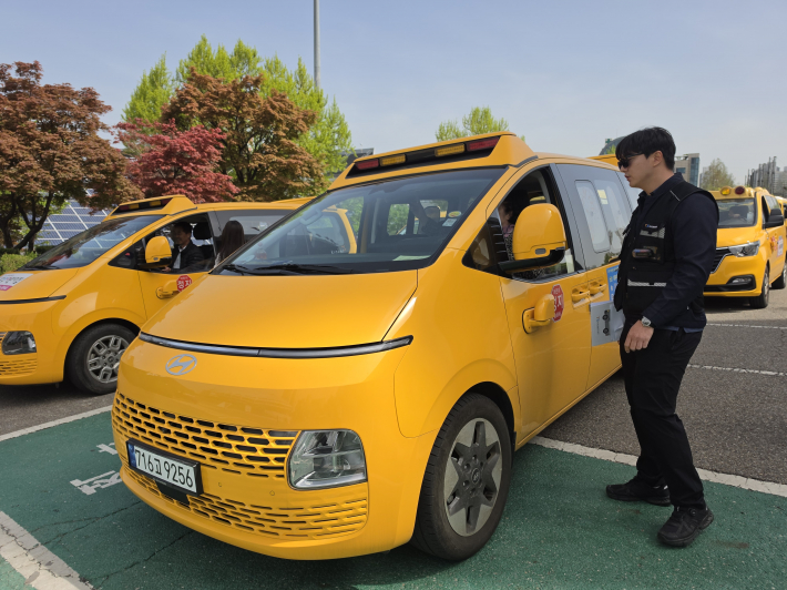 합동점검반이 차량 내·외부 구조 장치 및 안전띠 등을 확인하는 모습