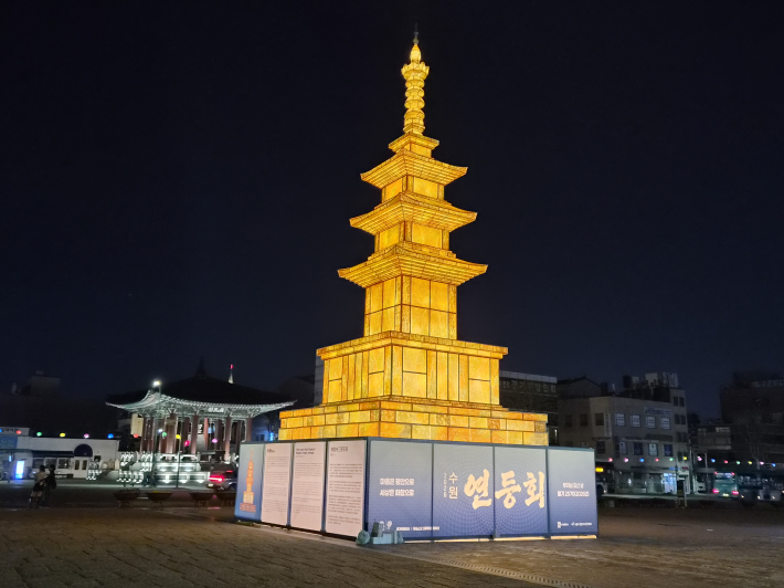 화성행궁 광장에 있는 석가탑, 야간에 점등한 모습