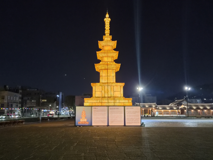 화성행궁 광장에 있는 석가탑, 야간에 점등한 모습