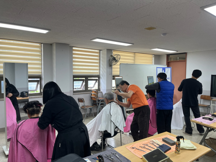 미용봉사를 하고 있는 모습