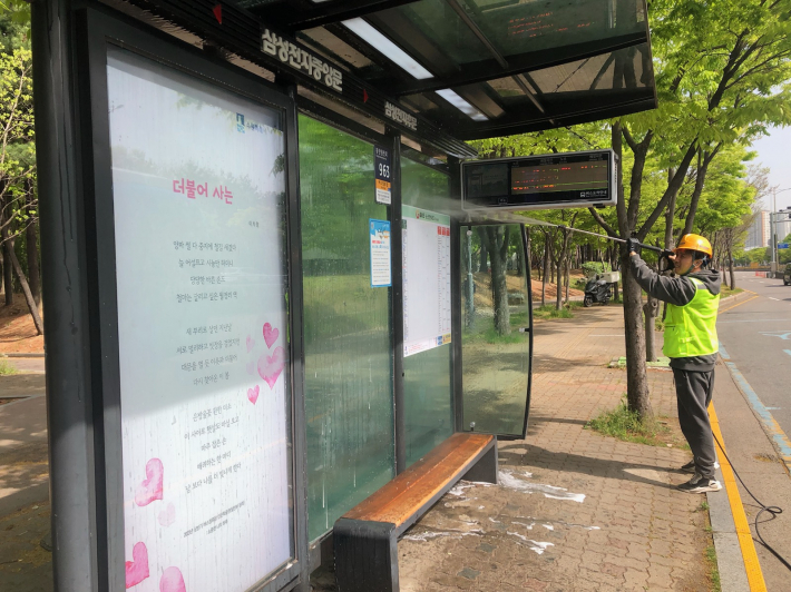 수원특례시 영통구는 새봄을 맞이하여 버스승강장 환경정비를 시작하였다.