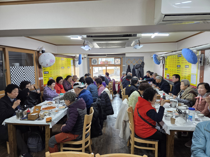소문난대구왕뽈찜 식당의 후원을 통해 노인맞춤돌봄서비스 어르신 40명이 식사를 하고 있다. 