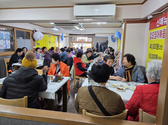 소문난대구왕뽈찜 식당의 후원을 통해 노인맞춤돌봄서비스 어르신 40명이 식사를 하고 있다. 