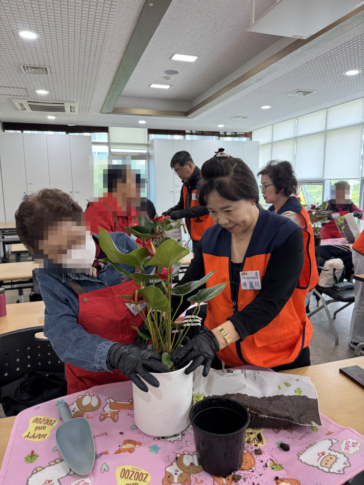 망포2동 지역사회보장협의체위원이 어르신과 반려식물 친구 만들기 활동을 하고 있다. 