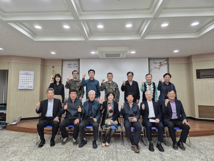 4월 월례회의를 마치고 기념촬영을 하고 있다.