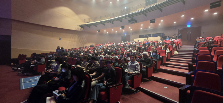 '핏빛 그 칼날의 기억 '공연시작전 객석