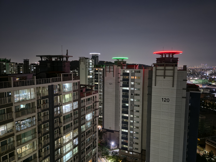 지구의 날 저녁 8시 이후, 대부분 불이 켜져 있다.