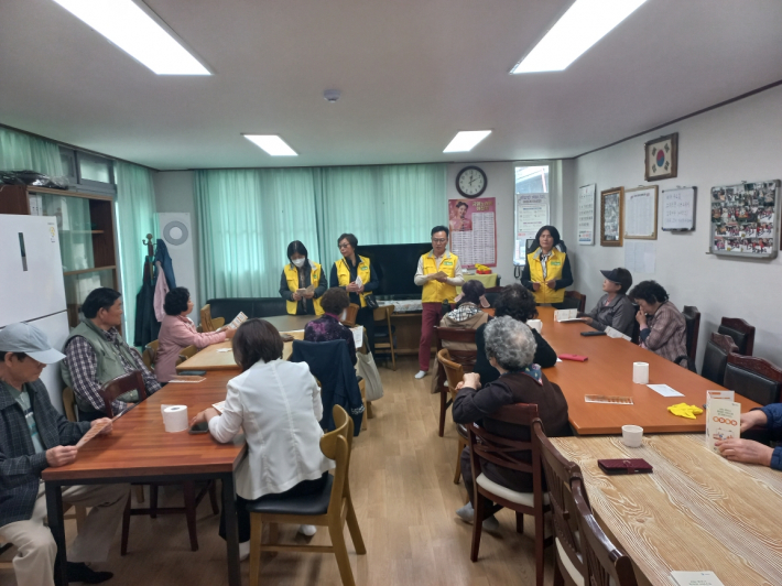 매탄1동지역사회보장협의체에서 경로당을 방문하여 통합돌봄 사업에 대해 설명하고 있다