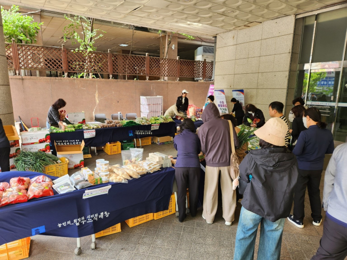 진)한국마사회 수원지부에서 '시민에게 찾아가는 직거래 장터'를 운영하고 있다.  