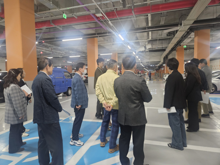 사진2)수원시 결산검사위원들이 인계동 행정복지센터 현장을 방문해 점검을 하고 있다.    