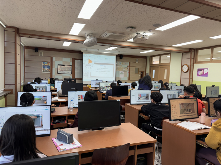 남수원초등학교 5학년 학생이 미리캔버스로 학교 소개 영상을 제작하는 모습