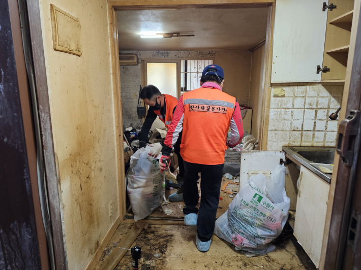 한사랑길봉사단이 취약계층 주거환경 개선사업을 하고있다.