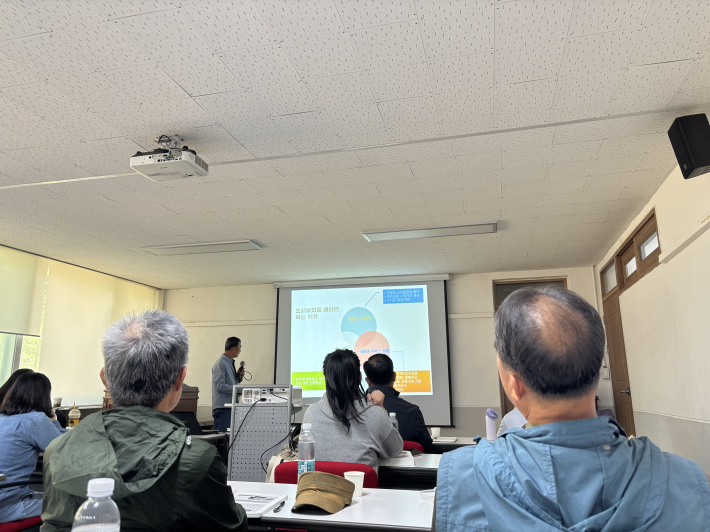 강의실에서 강의 듣는 수강생