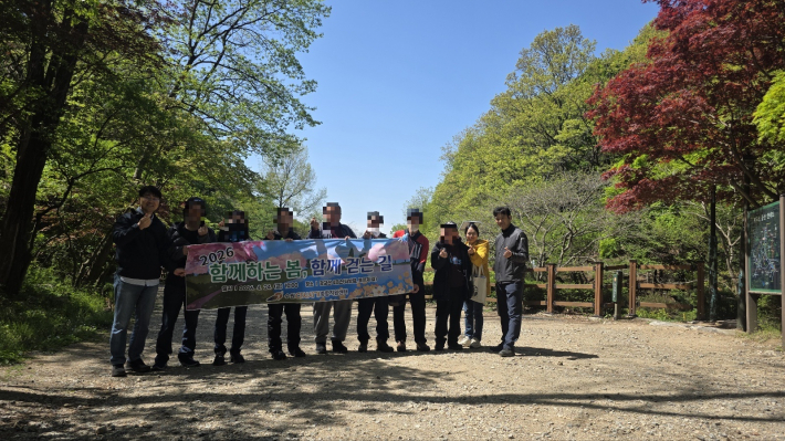 거리노숙인들이 광교산을 산행한 후 단체사진을 촬영하고 있다.