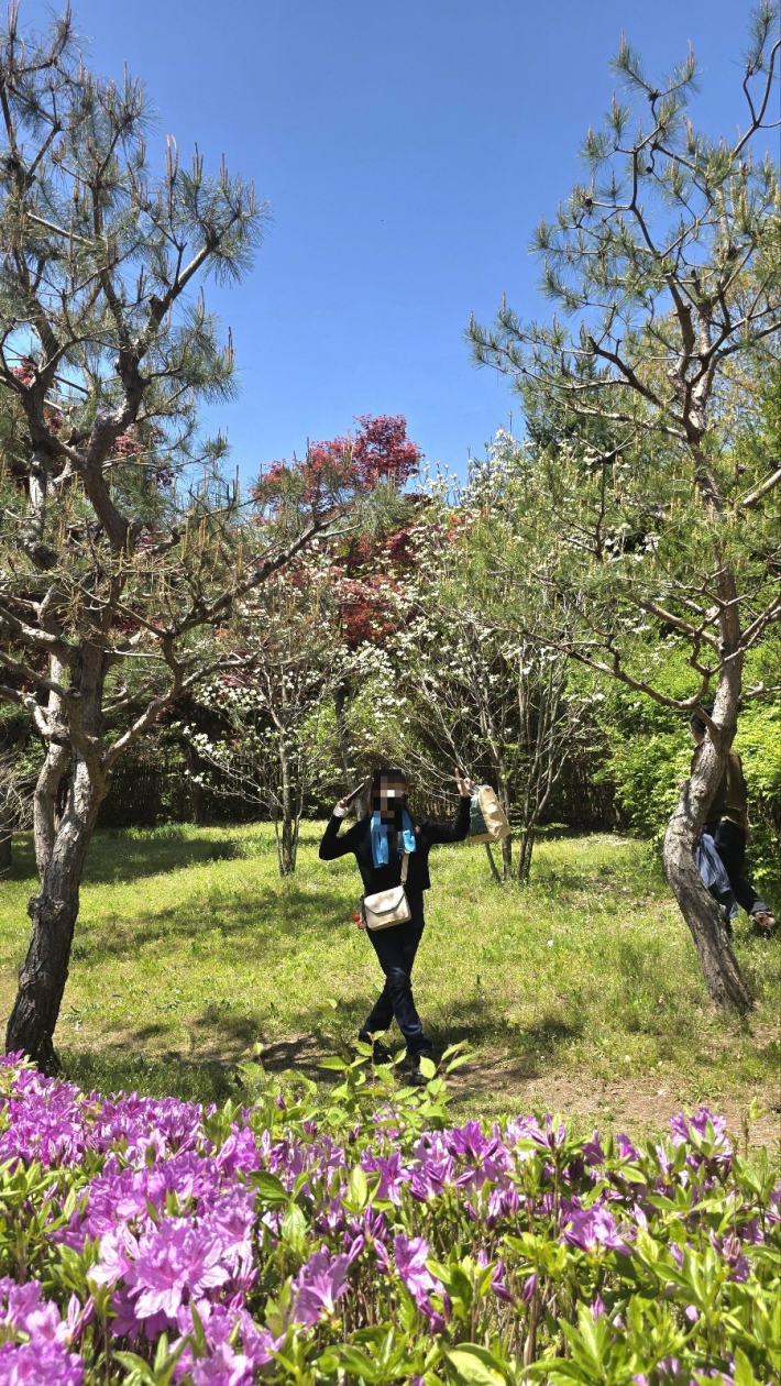 노숙인 김미영씨가 봄을 느끼며 포즈를 취하고 있다.