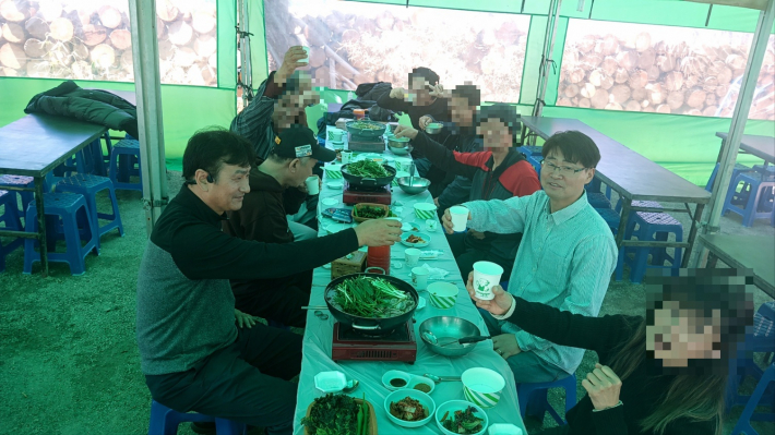 거리노숙인들이 산행을 한 후 광교산에서 함께 점심식사 단체사진을 찍고 있다.