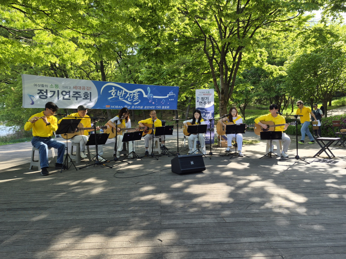 공연 중인 호반 선율 회원들