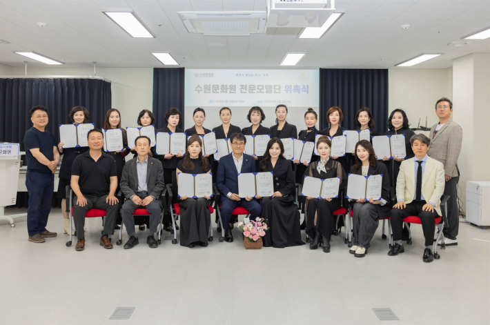 위촉장 수여 후 기념촬영