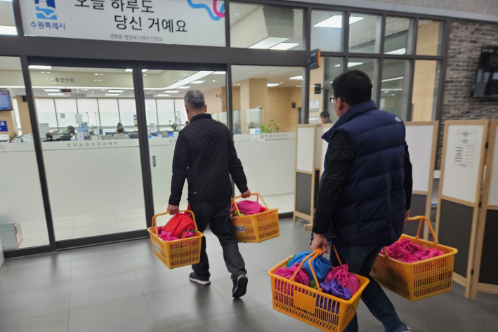 사랑의 반찬나눔을 위해 영화감리에서 전달받은 반찬을 취약계층에 전달하고 있다.