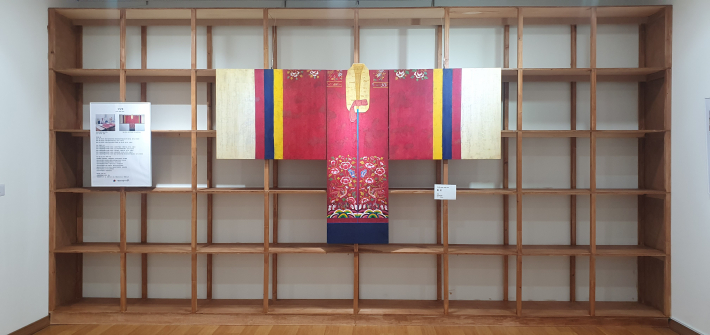 강남철 작가의 활옷 연작. 전통 복식의 강렬한 색채와 상징성이 돋보인다