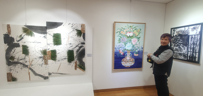 정현숙 작가의 자연 소재 작품 전시 모습. 소나무와 먹의 질감이 어우러진 작품이 눈길을 끈다.