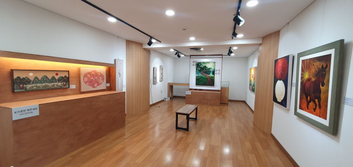 전시장 내부 전경. 민화와 현대미술 작품들이 열린문화공간 후소의 목조 공간과 어우러져 있다.