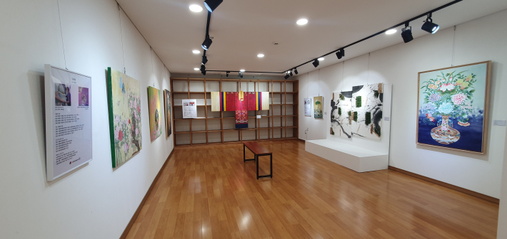 열린문화공간 후소 전시장 전경. 수원 지역 작가들의 작품이 벽면을 따라 조화롭게 전시되어 있다.