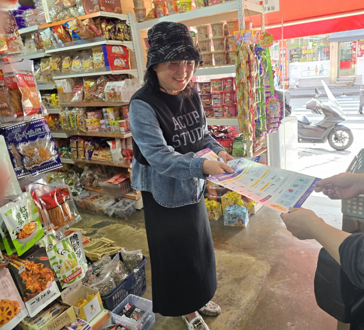 홍보활동을 하고 있는 매산동 통장