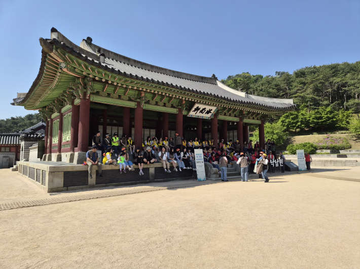 '내 고장 국가유산 가꾸는 날' 행사에 참여한 지킴이들이 화성행궁 낙남헌에 모였다.
