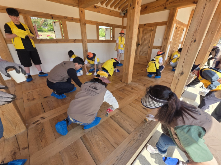 '내 고장 국가유산 가꾸는 날' 행사에 참여한 지킴이들이 콩댐 작업을 하고있다.