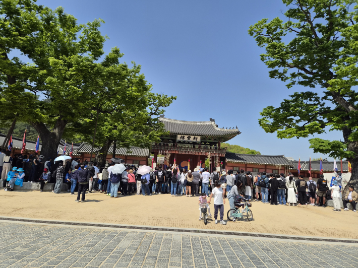 화성행궁 앞에서 펼쳐진 무예24기 시범공연