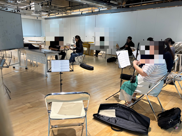 악보 보면서 해금 연습하는 수강생