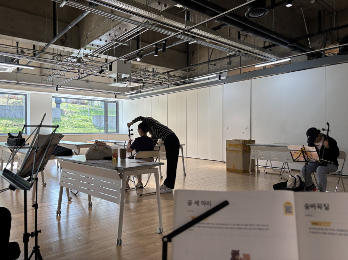 해금 연주 자세 교정해주는 강사