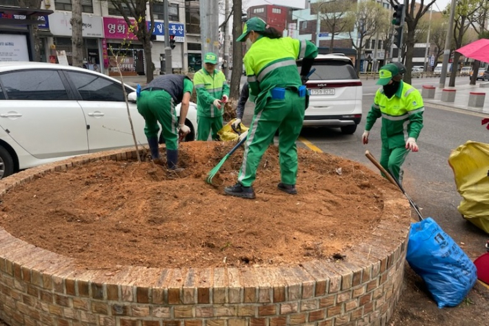 환경관리원 화단 정비 사진