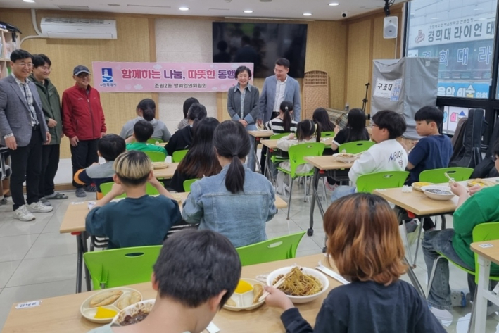 방위협의회 위원들이 아이들에게 짜장면을 나누어 주고 있다